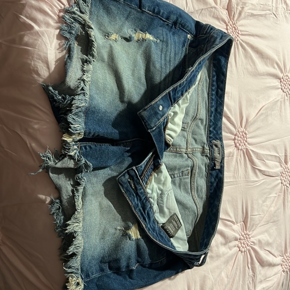 Toured Jean shorts with frayed edges, size 18. - Picture 3 of 3